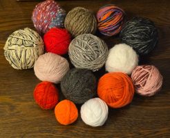 Wollreste-Konvolut, bunte Farben, ideal für Herbstprojekte