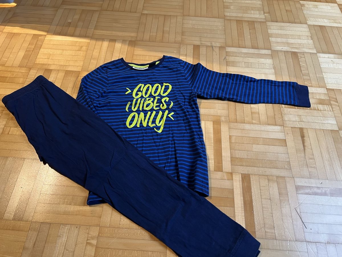 Pyjamas & Ähnliches: Jungen Pyjama Gr. 134 gestreift blau – Gebraucht aus Wallisellen von Kaktus8304