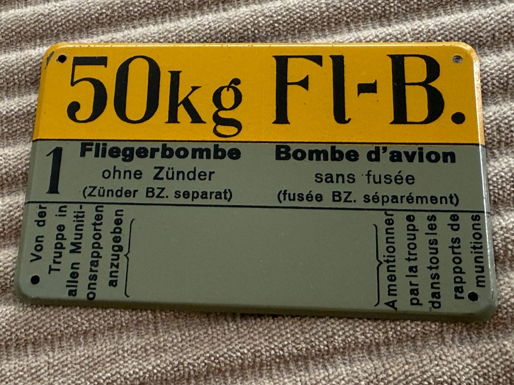 Schweizer Armee Insegne: MUN Schild 50kg Fliegerbombe - Schweizer Luftwaffe – Usato da Brütten venduto da Hst1