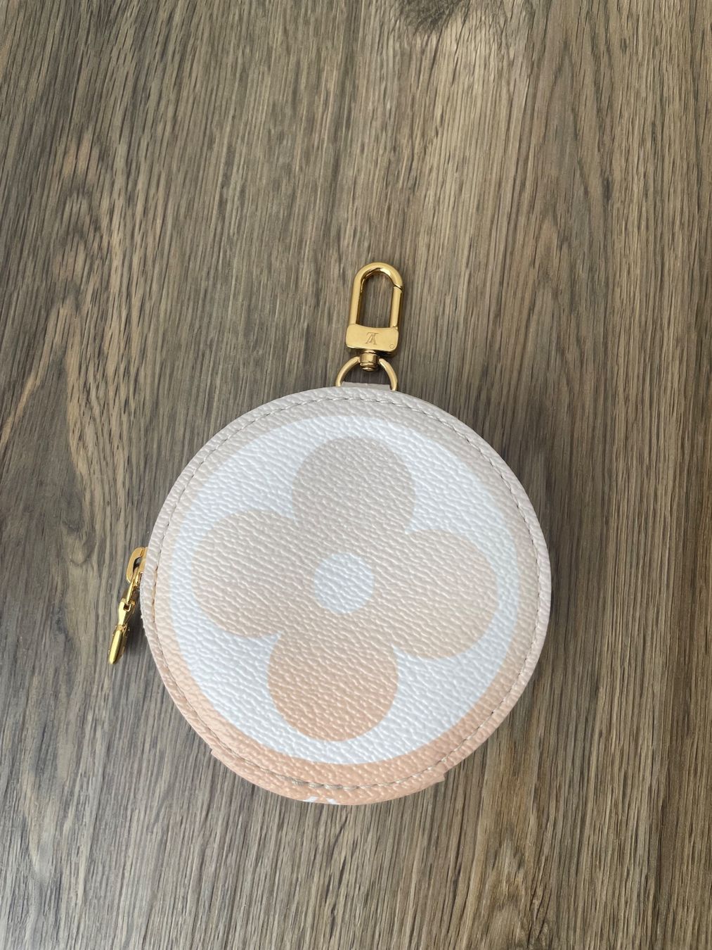 Louis Vuitton Portamonete: Louis Vuitton Round Coin by the Pool – Nuovo (secondo la descrizione) da Münchwilen TG venduto da emma_J