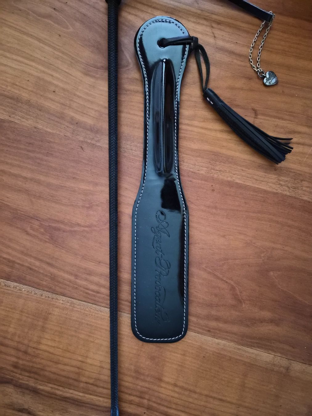 Autres accessoires pour animaux: Lederpeitsche und Paddle von Agent Provocateur, Set – D'occasion à Zürich par Ant72 1