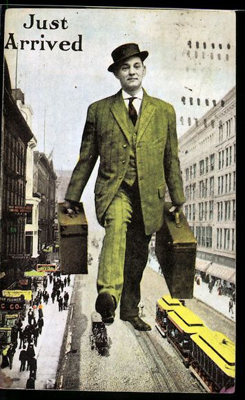 Cartes postales: Riesiger Mann läuft durch eine Strasse – D'occasion à Berlin par bartko-reher