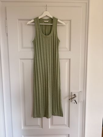 Sommerliches, geripptes Kleid in Olivgrün cm, Grösse S-M