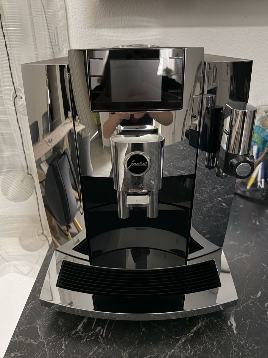 Jura Kaffeemaschinen & Espressomaschinen: Jura E8 Kaffeevollautomat Chrome – Gebraucht aus Zuchwil von ninschge 1