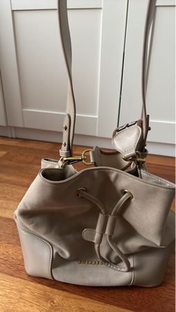 Elegante Handtasche in Beige mit goldenen Akzenten