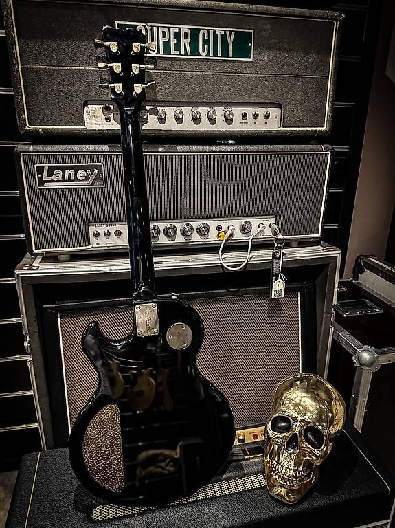 Strumenti musicali: James Trussart steel top – Usato da Montreux venduto da Alligator-AMPS 3