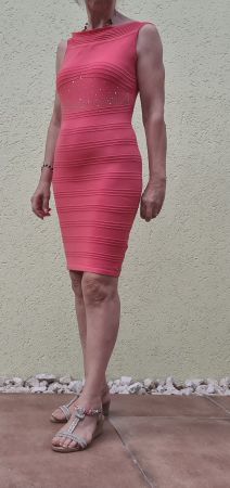 Sehr enganliegedes Strickkleid mit Goldpailetten