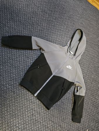 Veste Nike enfant 4-5 ans, 104-110. Casiment neuf.
