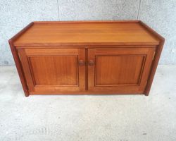 Kleine Kommode aus Nussbaumholz (HE221)