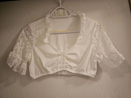 Dirndlbluse mit Spitzen