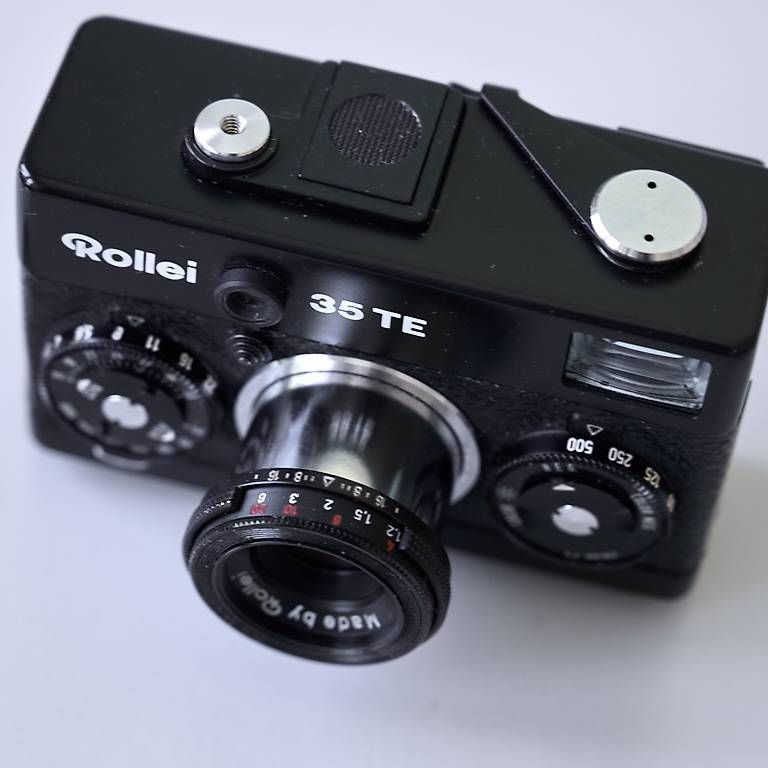 Rollei Fotocamera: Rollei 35 FE mit Blitz made in Singapore – Usato da Zürich venduto da johnpwalder 2