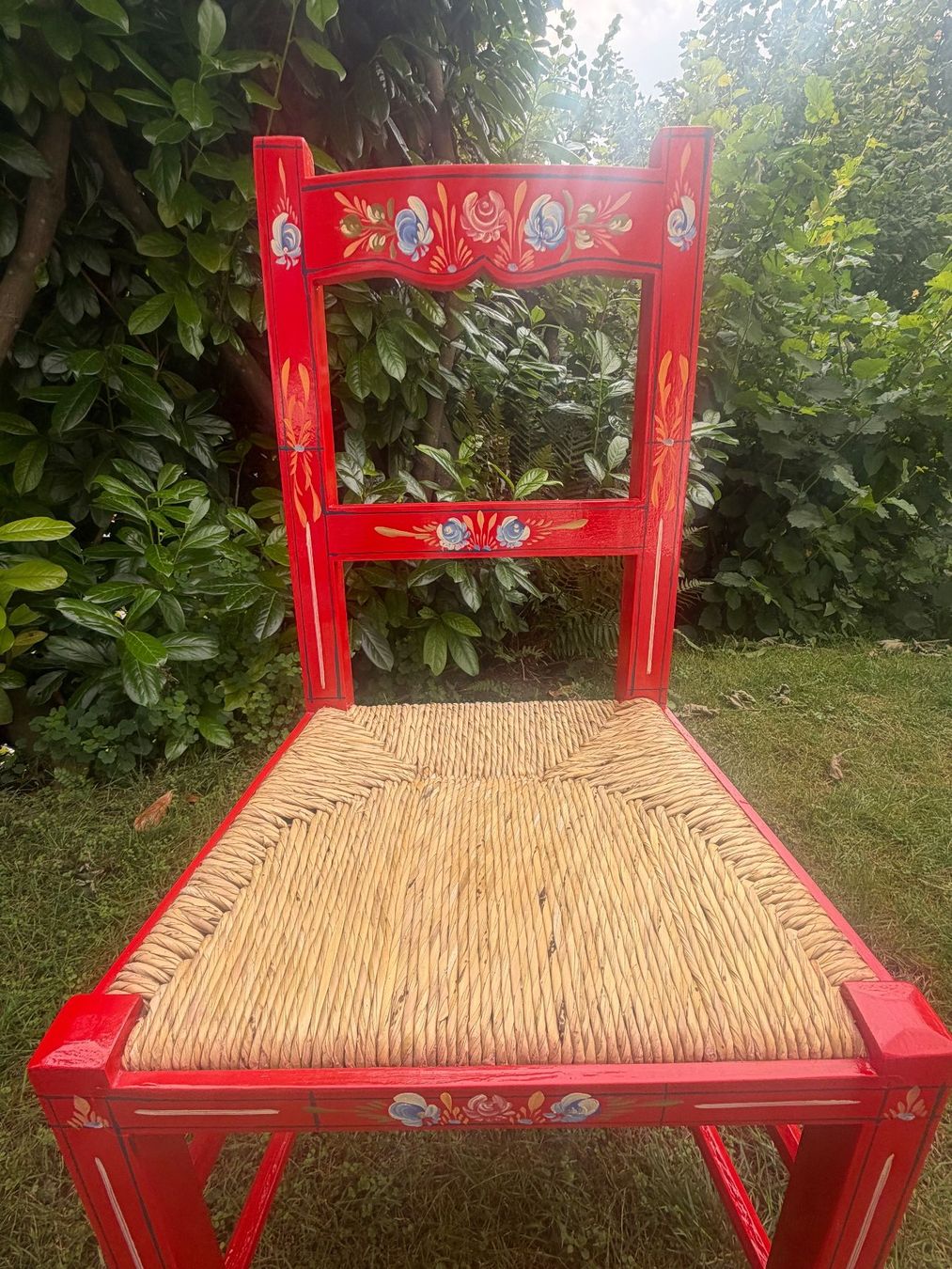 Stühle: 2 rote Stühle mit Blumenmuster Sitzfläche geflochten – Gebraucht aus Spreitenbach von aar_zs8f 4