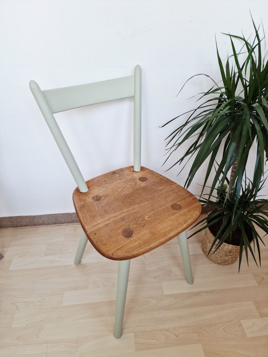 Stühle: Antiker Stuhl in frischem Design "Re-New" – Gebraucht aus Hallau von CHACLA