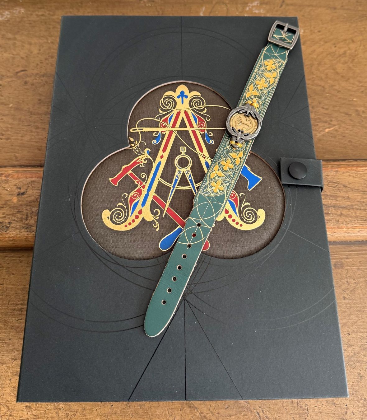 Tutte le decorazioni: Tomorrowland 2023 Box mit Bracelet – Usato da Zollikon venduto da Mary_80 1