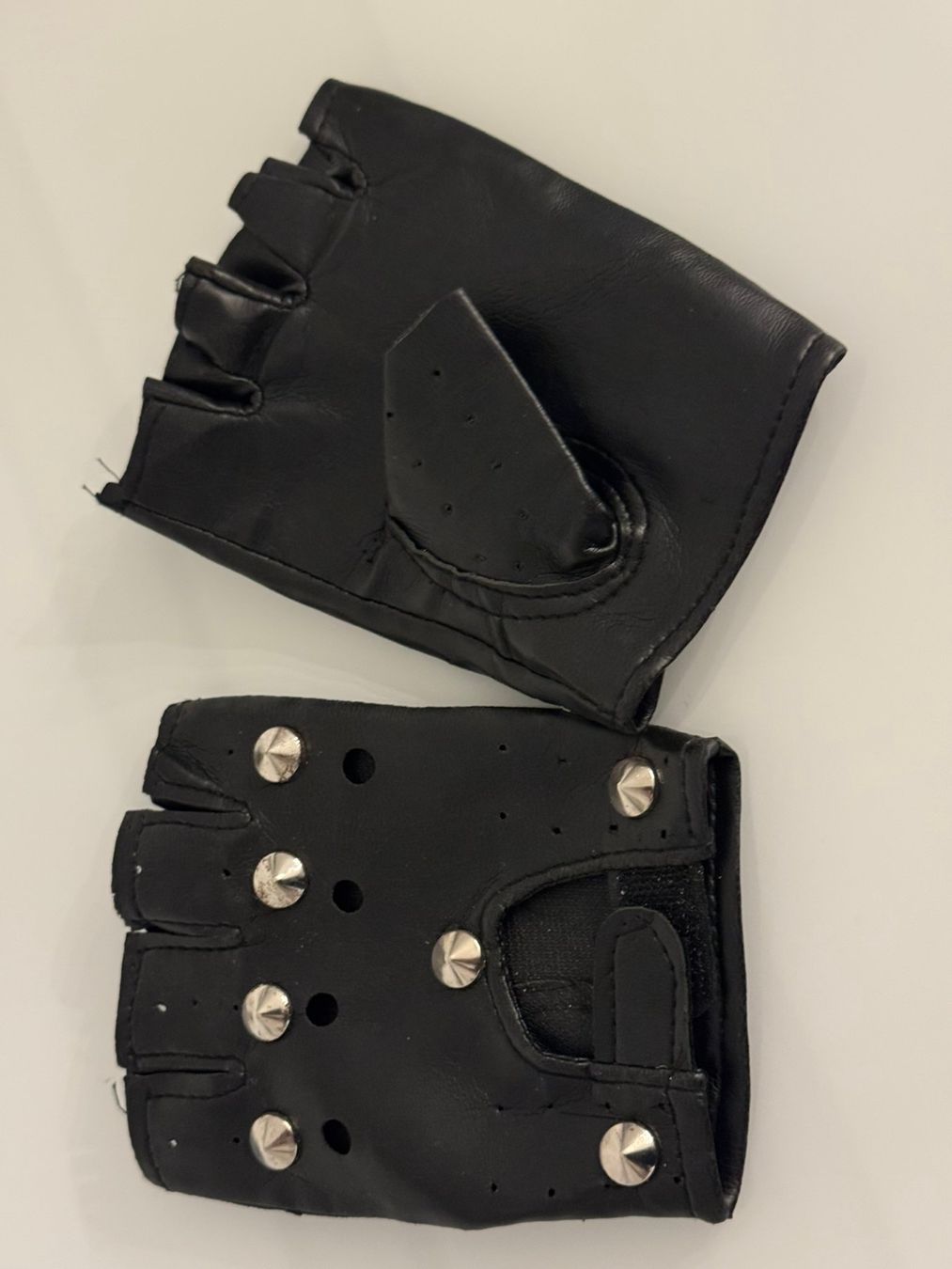 Guanti & manicotti: Coole Lederhandschuhe mit Nieten, Grösse M-L – Usato da Uhwiesen venduto da mic_kd6g 1