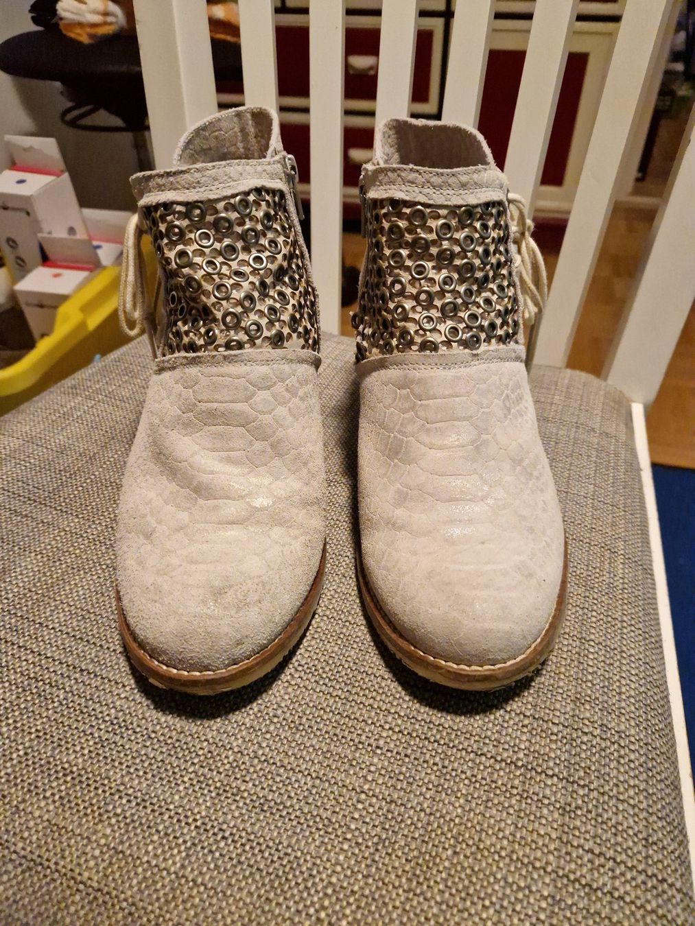 Scarpe da donna: Stiefelette aus Leder Gr. 39 – Usato da Aefligen venduto da Akoni 1