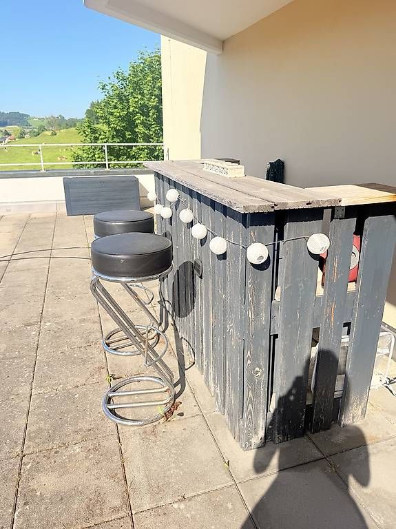 Ladenausstattungen & Messebau: Bar mit 2 Stühlen – Gebraucht aus Wil SG von unikat 1