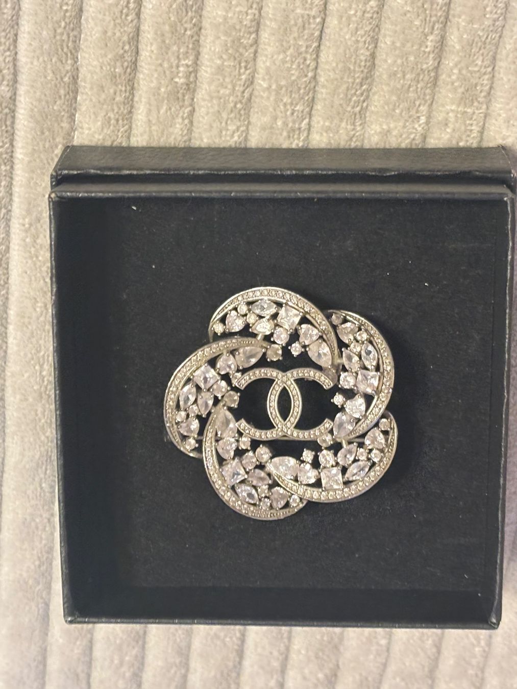 Chanel Spille & Fermagli: Chanel CC  Camelie Brosche Silber Strass – Usato da St. Margrethen SG venduto da dijanaO 2