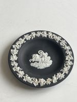 Schwarzer Teller Wedgwood Made in England mit Relief 53(S15)