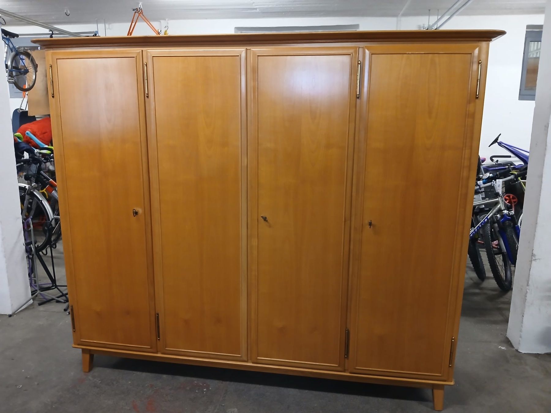 Armadi: Vintage Kleiderschrank – Usato da Schaffhausen venduto da thextraterrestrial 1