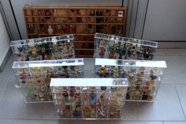 Parfumsammlung: 270 Stück Parfum-Miniaturen inkl. Vitrinen