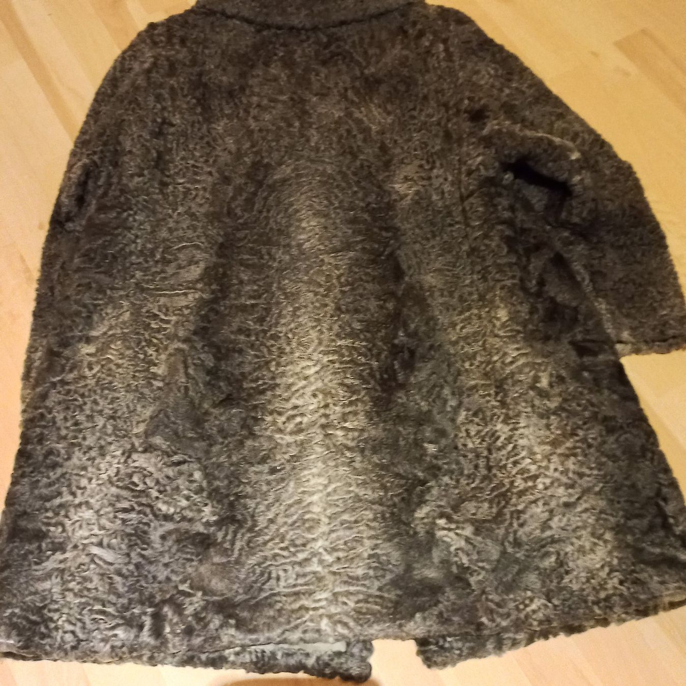 Cappotti: Graue Persianer Mantel  Gr.38 – Usato da emmetten venduto da Ladys4 4