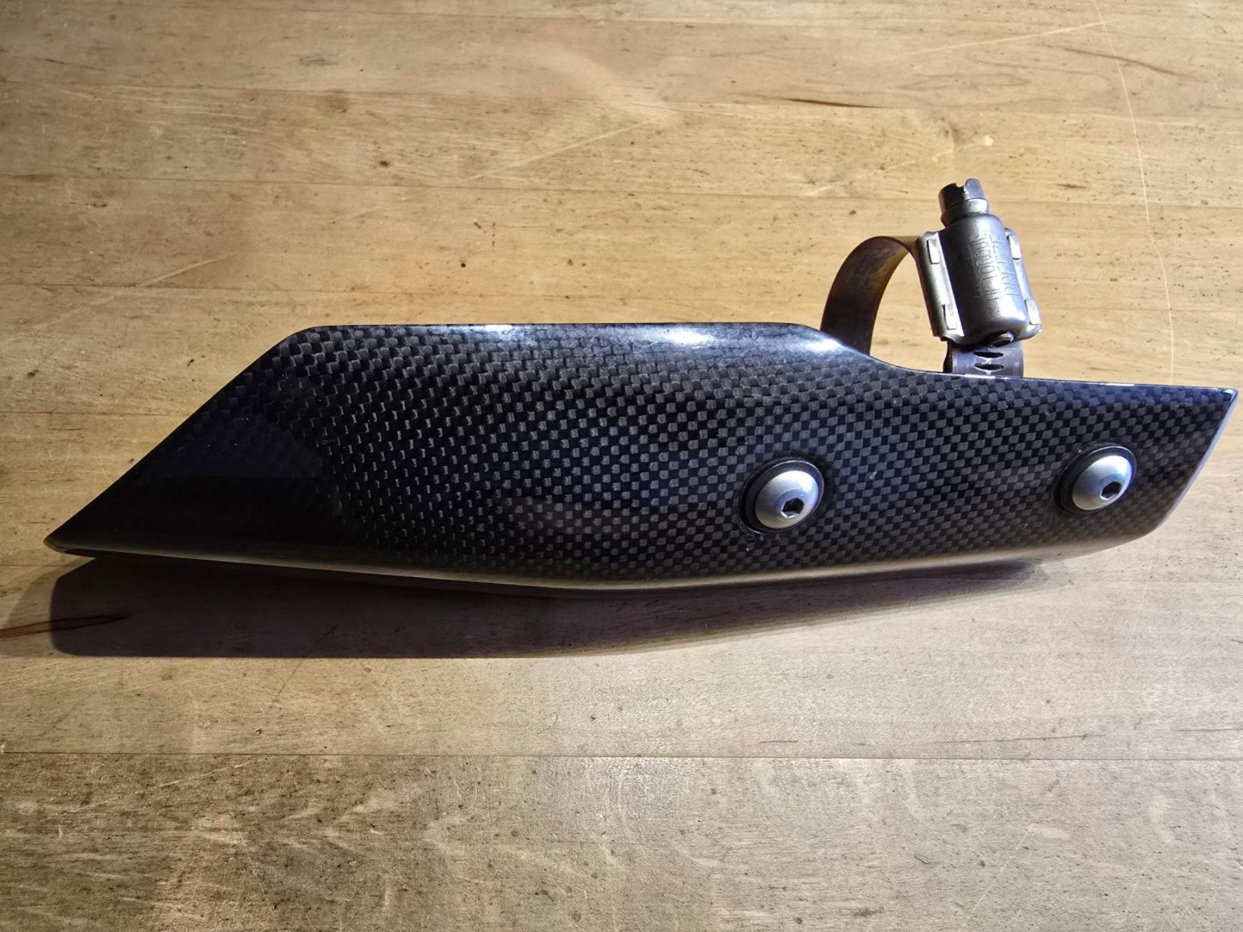 Suzuki Tutti i ricambio per moto: Motorrad Carbon-Auspuffabdeckung – Usato da Wettingen venduto da halloween01