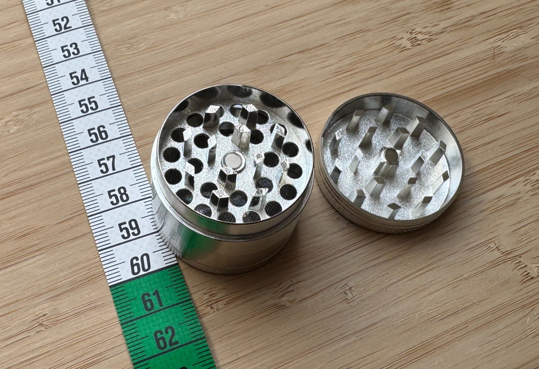 Tabacchi: silberner Metall Grinder, silver, Mühle – Nuovo e nell'imballaggio originale da Winterthur venduto da YaV 2