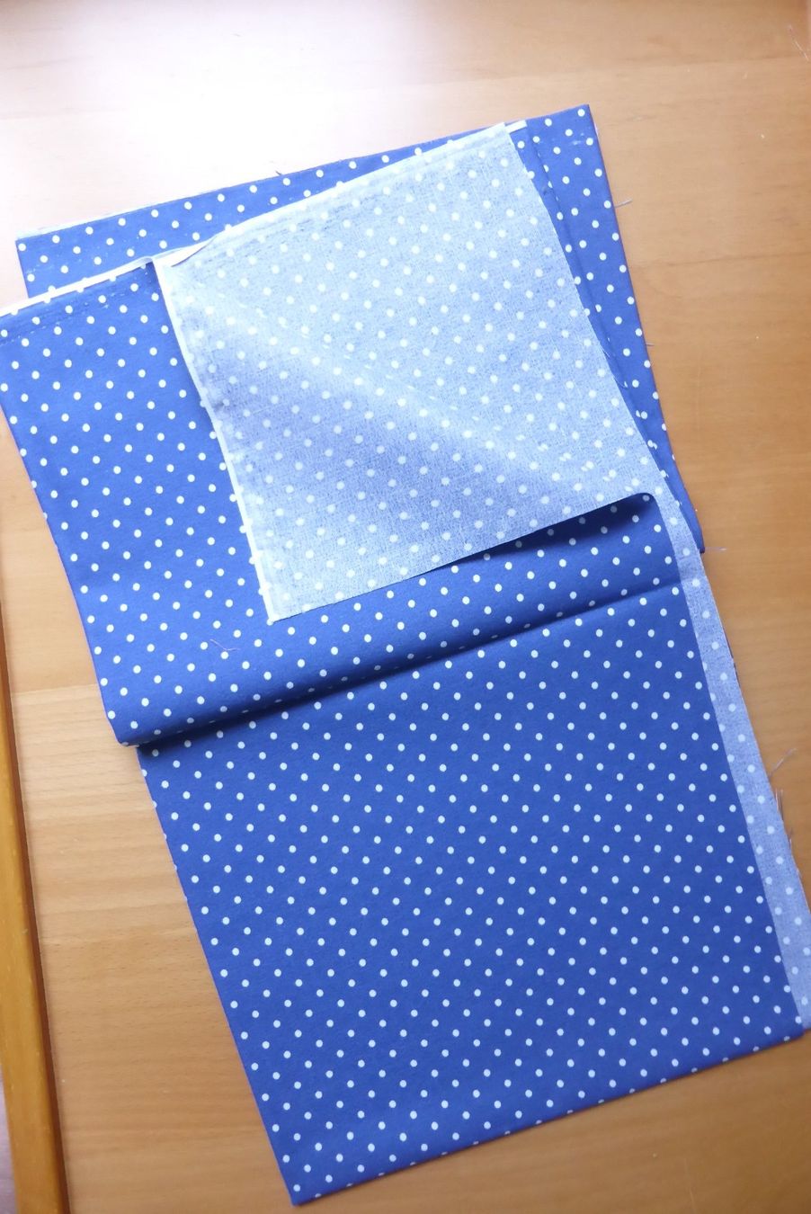 Tessuti: Patchwork - Restenstoff weisse Dots auf blau - 52 x 88 cm – Nuovo (secondo la descrizione) da Brunnadern venduto da pinkfaden