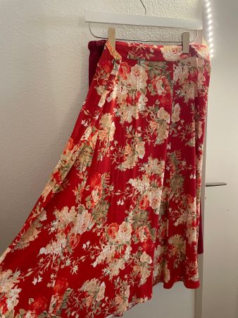 Sezane Rock mit Blumenmuster, Grösse 42 - Sommerlicher rot!