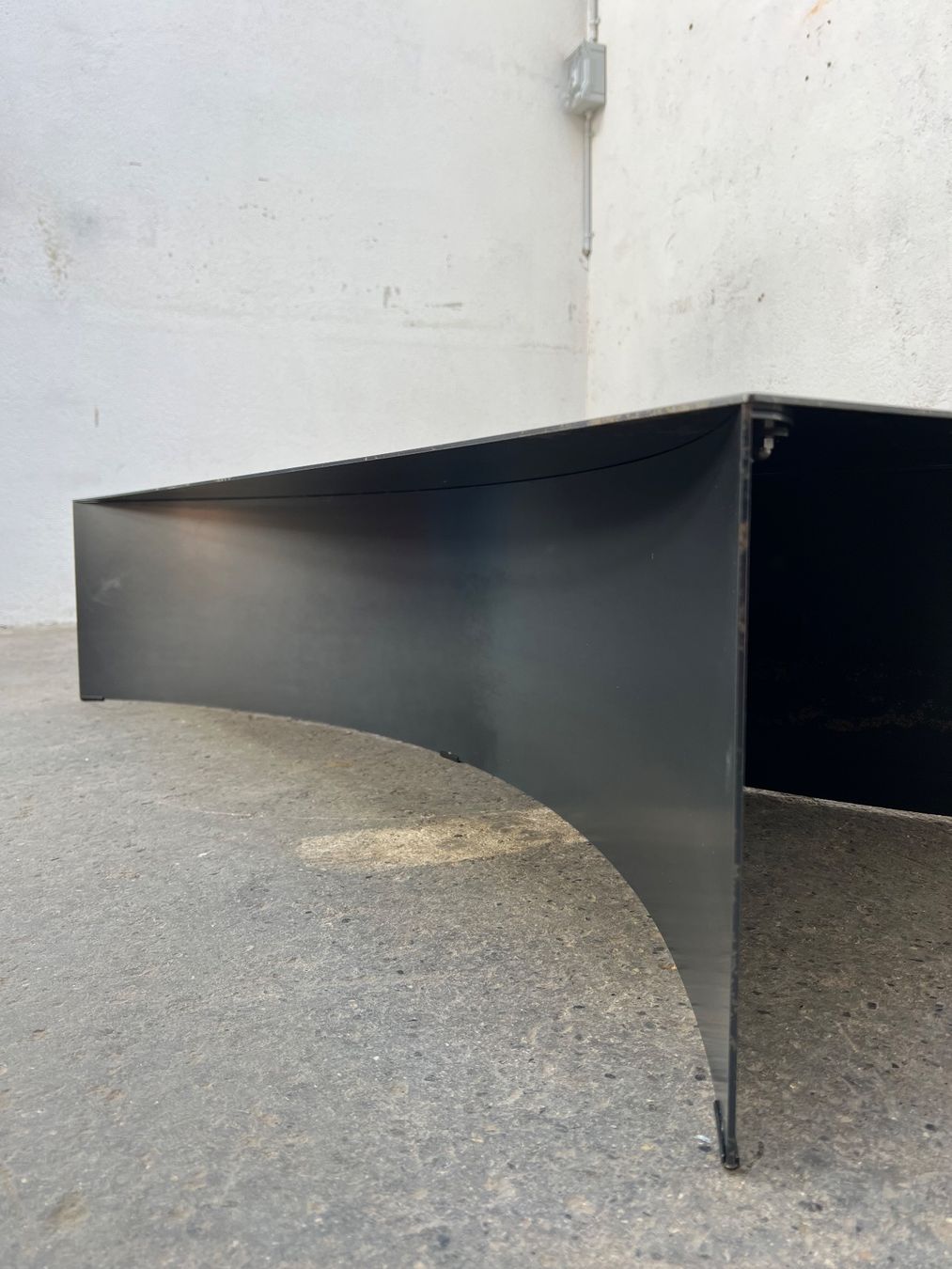 Tavoli: Table basse en acier de Guglielmo Poletti pour Desalto – Usato da Bulle venduto da ABELiAM 6