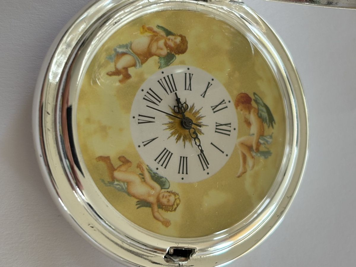 Orologi: Taschenuhr Engel-Motiv, silbern, läuft – Usato da Langnau am Albis venduto da flusspflege