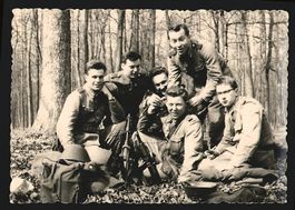 23 Fotografien NVA, Soldaten mit Panzera