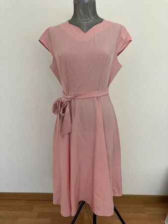 Robe rose poudré avec ceinture, taille L - État neuf!
