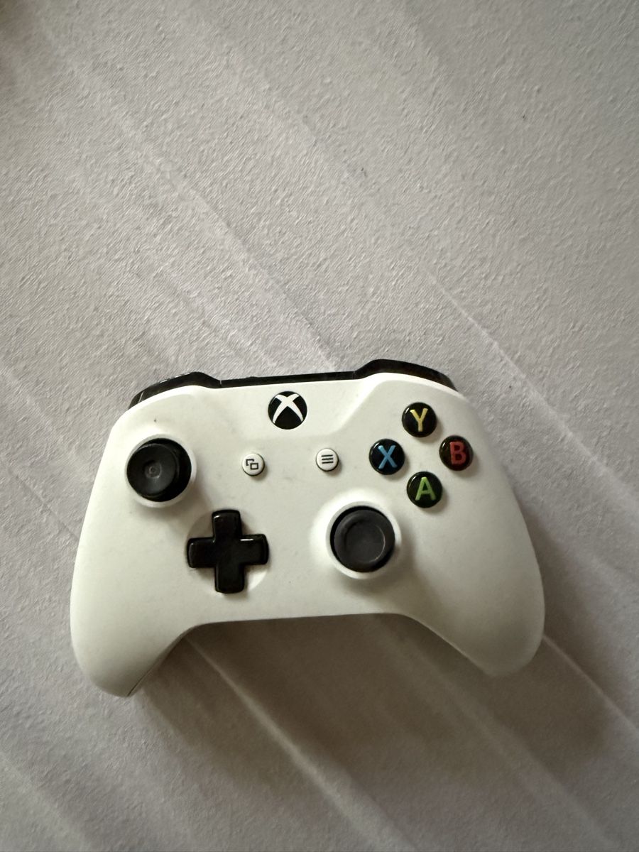 Microsoft Consoles: Xbox One S mit 2 Wireless Controller – D'occasion à Basel par Vintageflo16 5