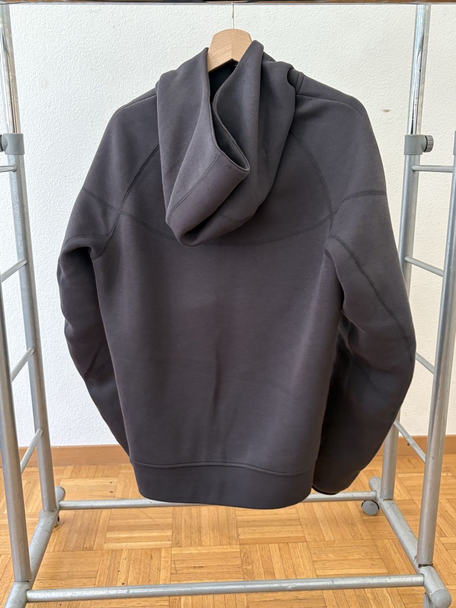 Nike Pullover & Sweatshirts: Grey Nike tech Hoodie – Gebraucht aus Genève von ton_h779 1