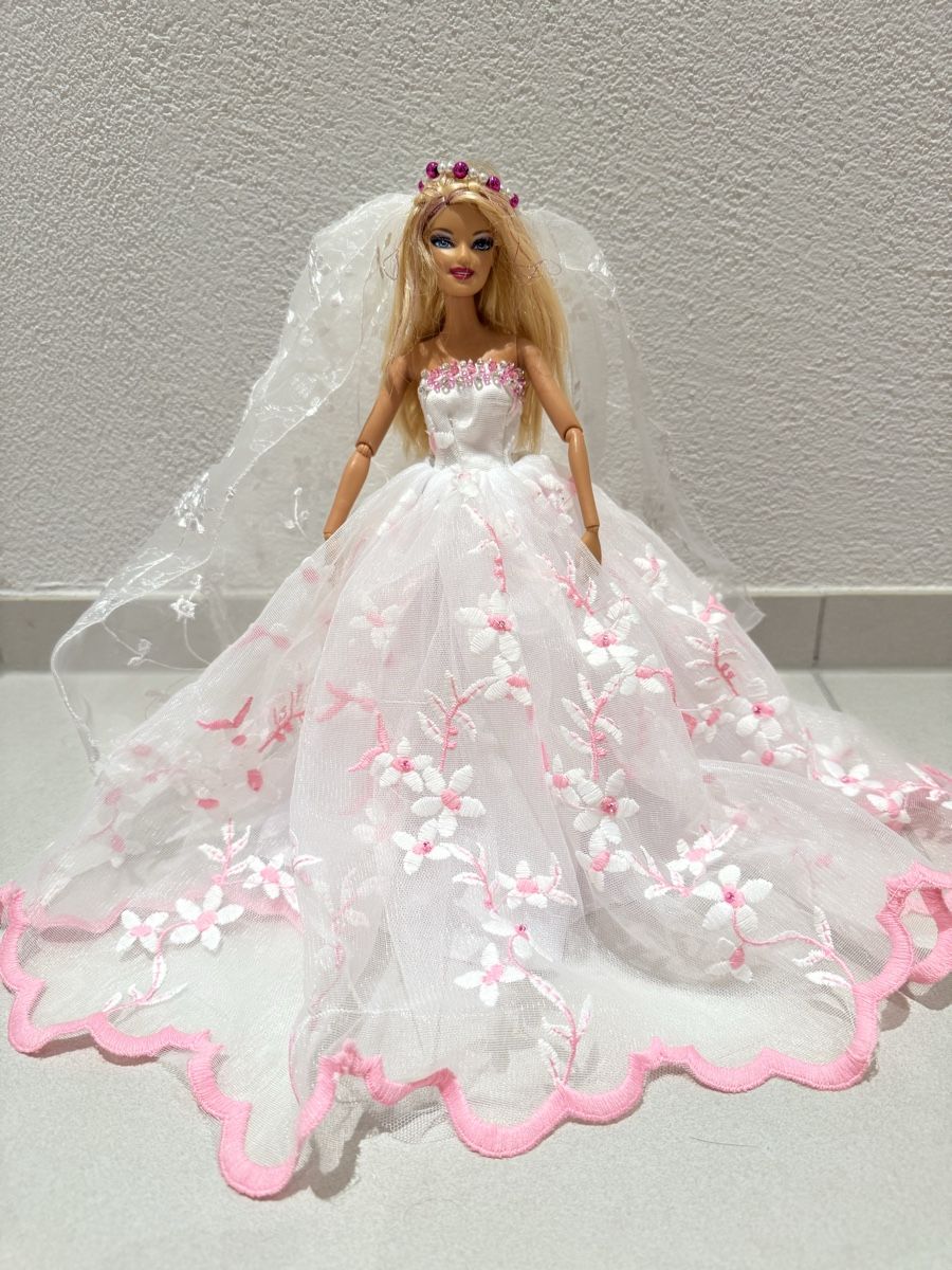 Poupées: Barbie mit Kleid – D'occasion à Zufikon par PQP 3