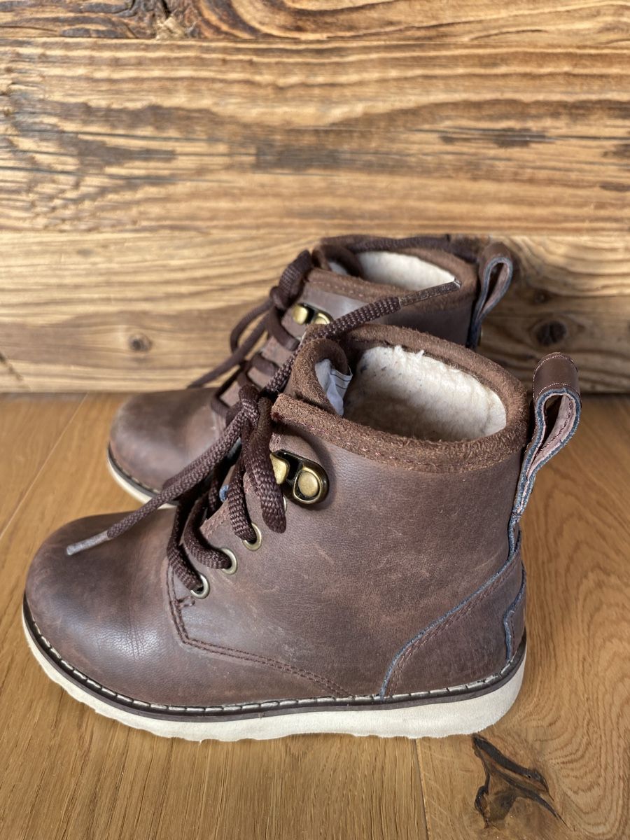 Ugg Chaussures garçon: Bottines enfant UGG T.27 – D'occasion à Riaz par lae_w8v5 5
