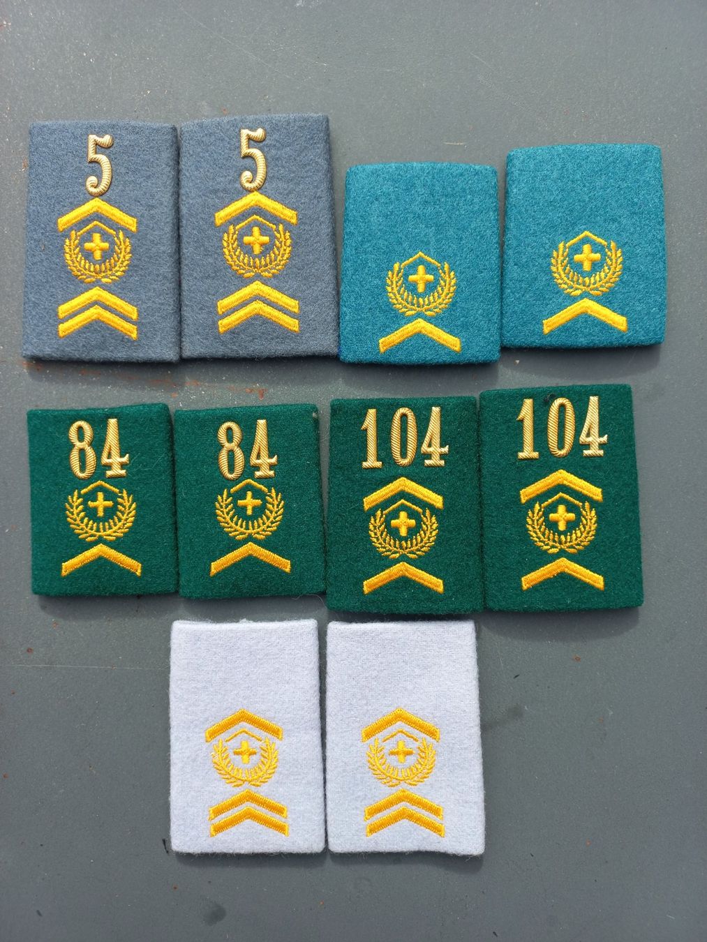 Schweizer Armee Uniformen: 10 Achselpatten, Gradabzeichen (XII) – Gebraucht aus Horw von Bellevue10