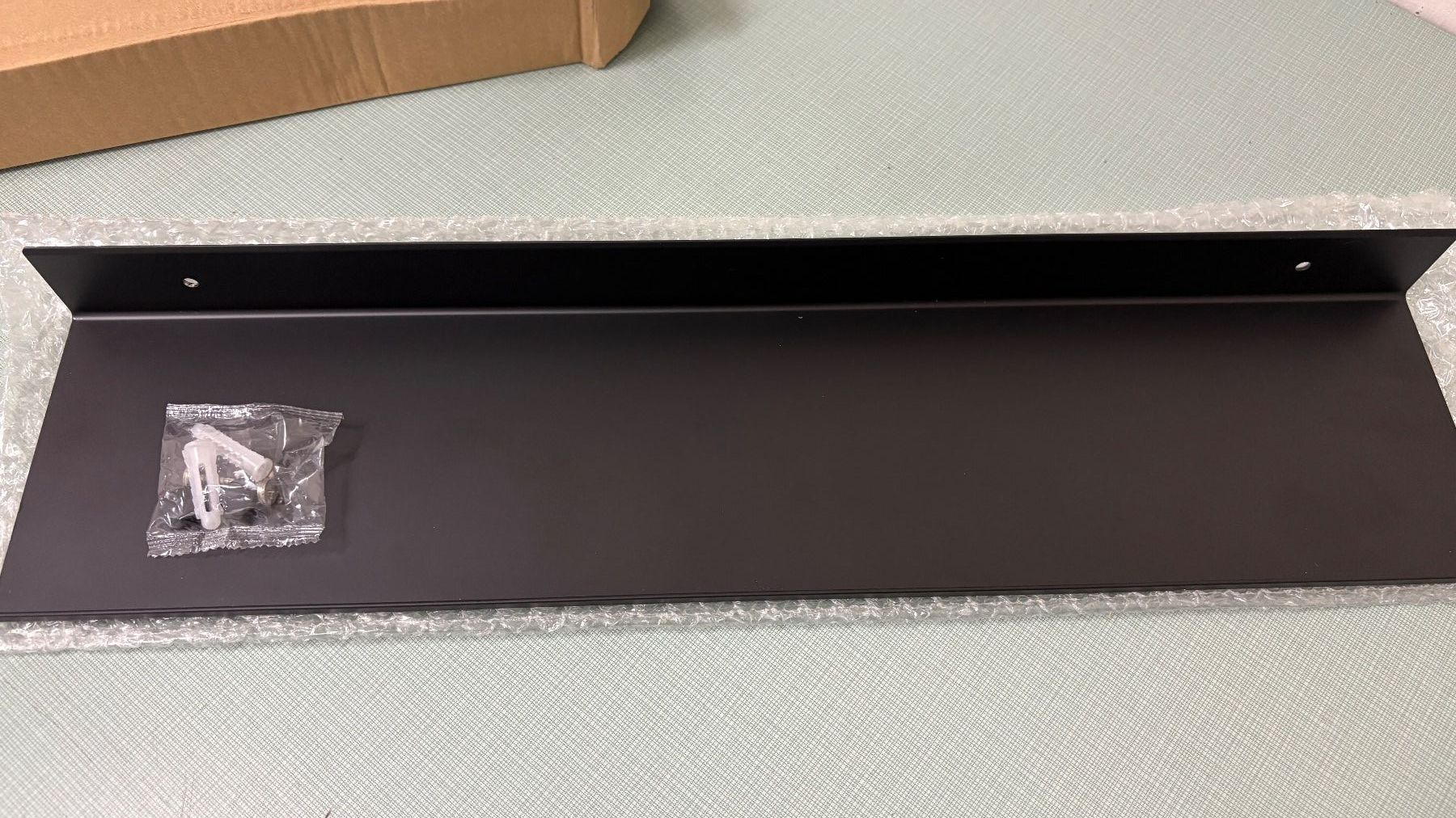 Scaffali: Wall Mounted Floating Metal Shelf, Black, 50cm – Nuovo e nell'imballaggio originale da Adliswil venduto da fashionholic 2