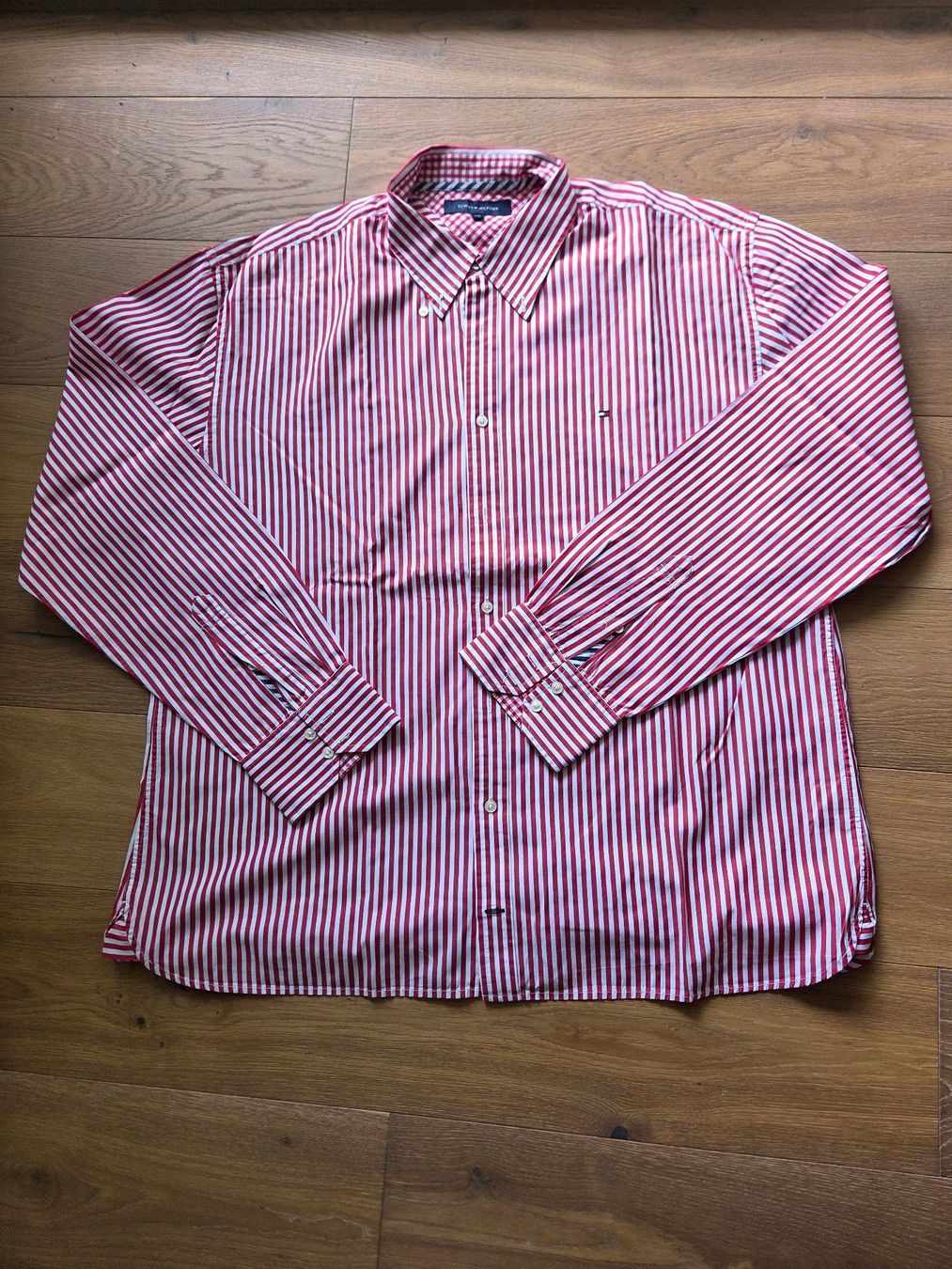 Tommy Hilfiger Hemden: Herrenhemd Tommy Hilfiger, rot-weiss gestreift – Gebraucht aus Küsnacht ZH von cipi01