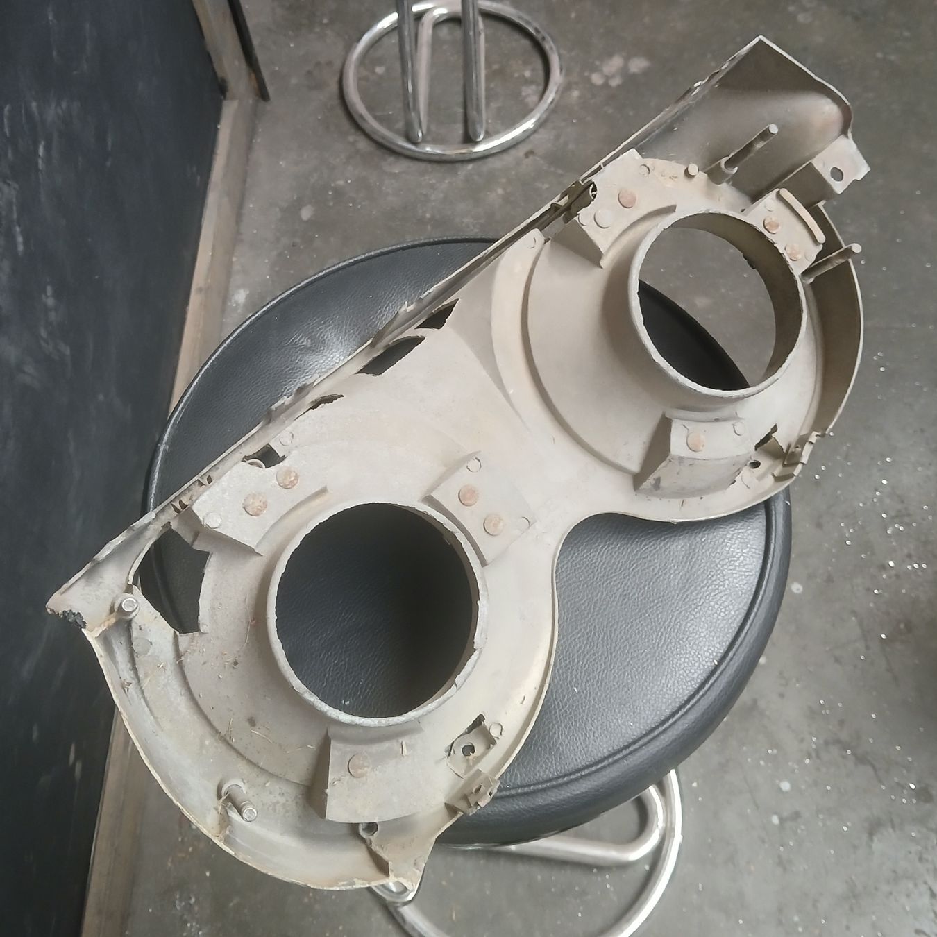 Tutti pezzi di ricambio auto: Support de phare gauche Cadillac 60 – Usato da la heutte venduto da Auto-stock 2