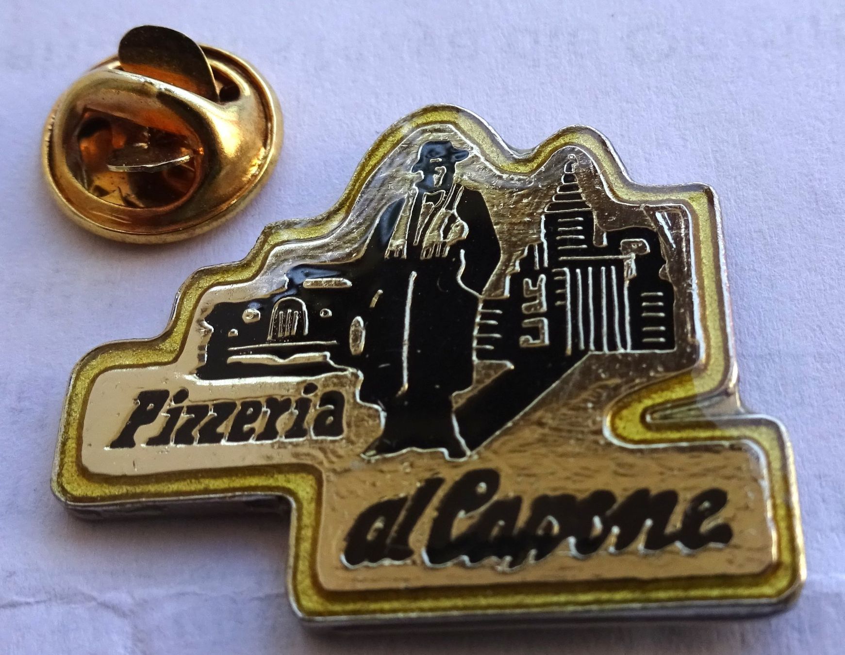 Plaquettes & Badges: Pin PIZZERIA  da Capone – D'occasion à Utzenstorf par BUtter81