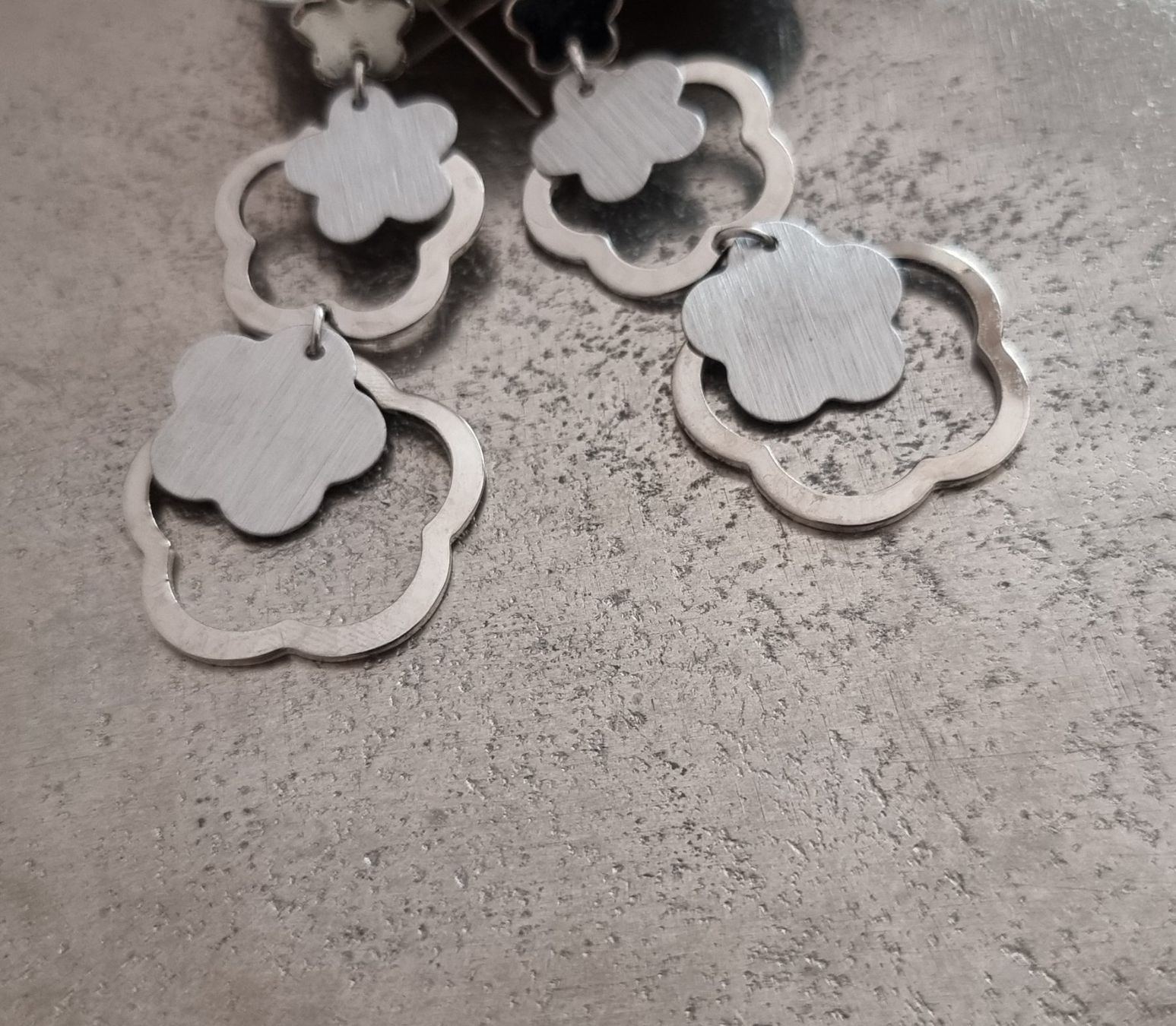 Orecchini pendenti & Orecchini a lobo: Ohrringe versilbert Satin und Glanz – Nuovo e nell'imballaggio originale da Frauenfeld venduto da Bleeddragon 1