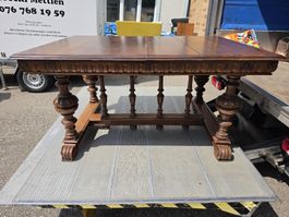 Massiver Holztisch mit Schnitzereien und verzierten Beinen