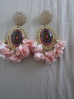 Ohrringe Ornament Design goldfarben mit rosa Stoffblüten