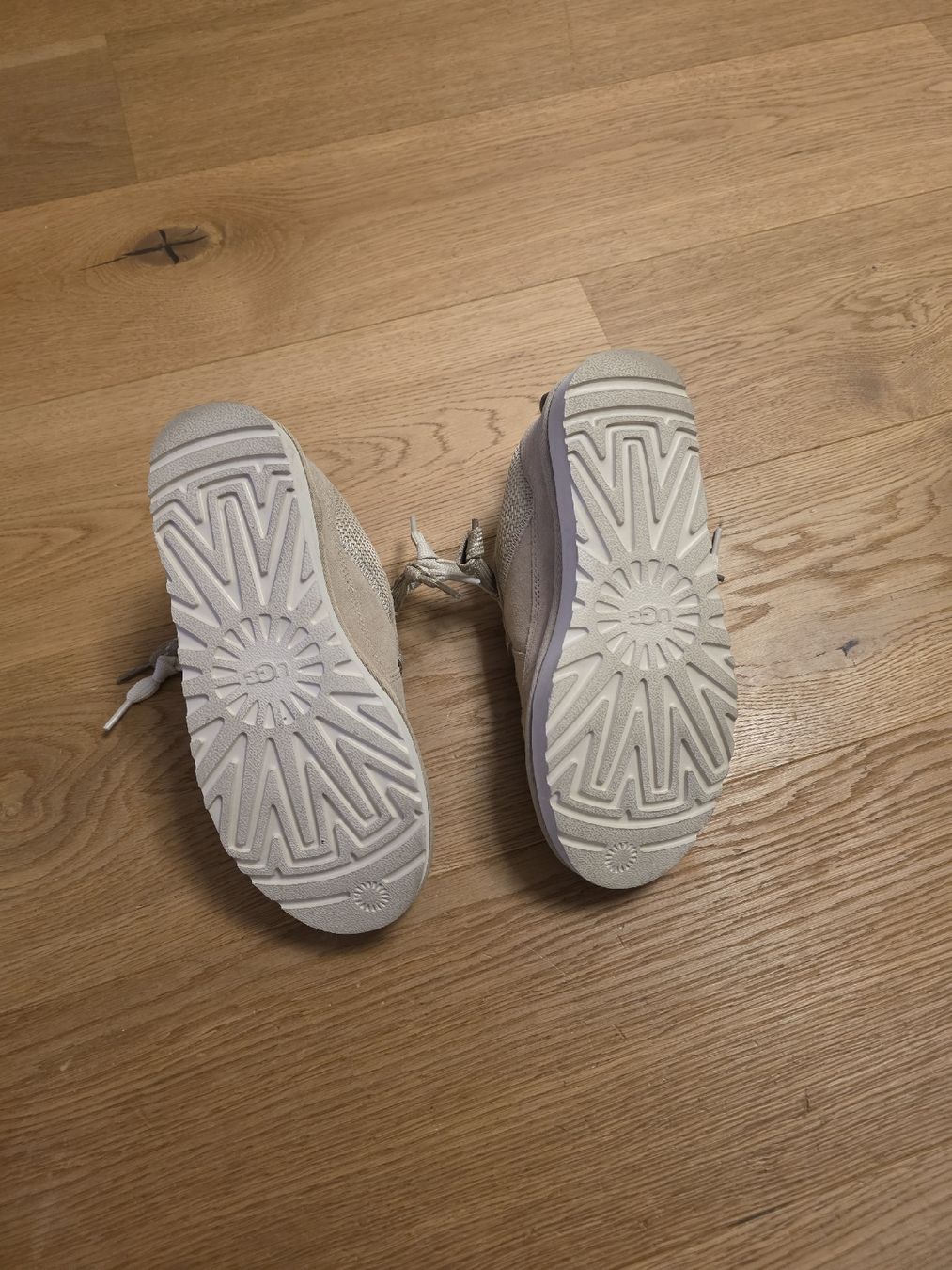 Ugg Scarpe da donna: UGG's beige neuwertig, Gr. 38 – Usato da Oberhasli venduto da Fabilan 3