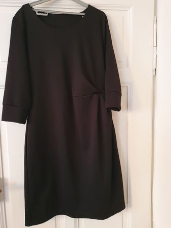 schwarzes Kleid,fester Stoff,seitlich gerafft Gr 40/42