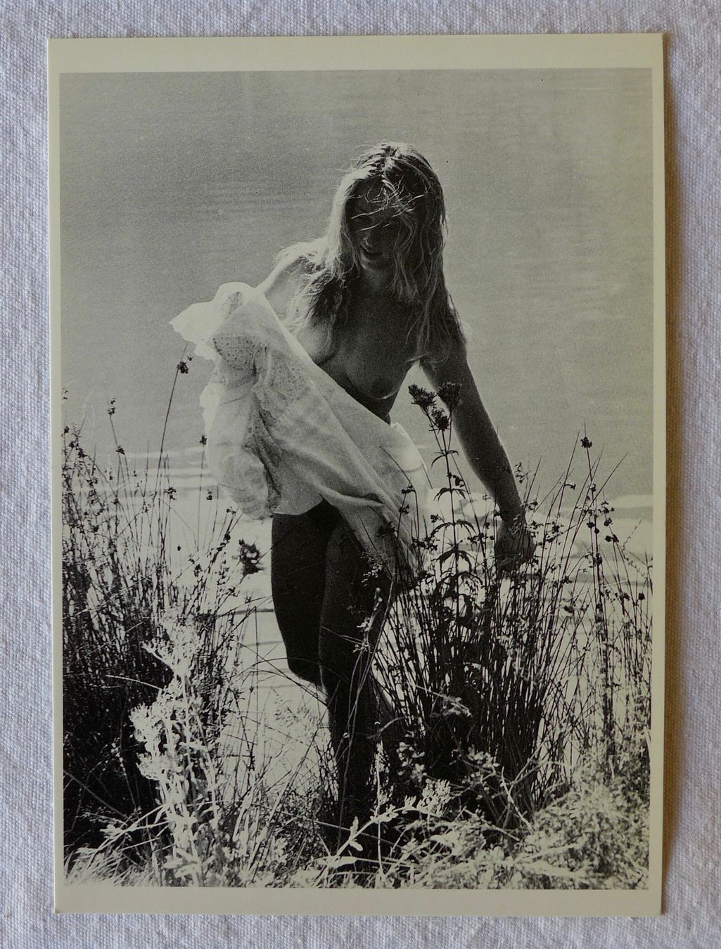 Cartoline postali: AK EROTIK PIN UP, Model mit Rock am Strand – Usato da Wallisellen venduto da aloa09