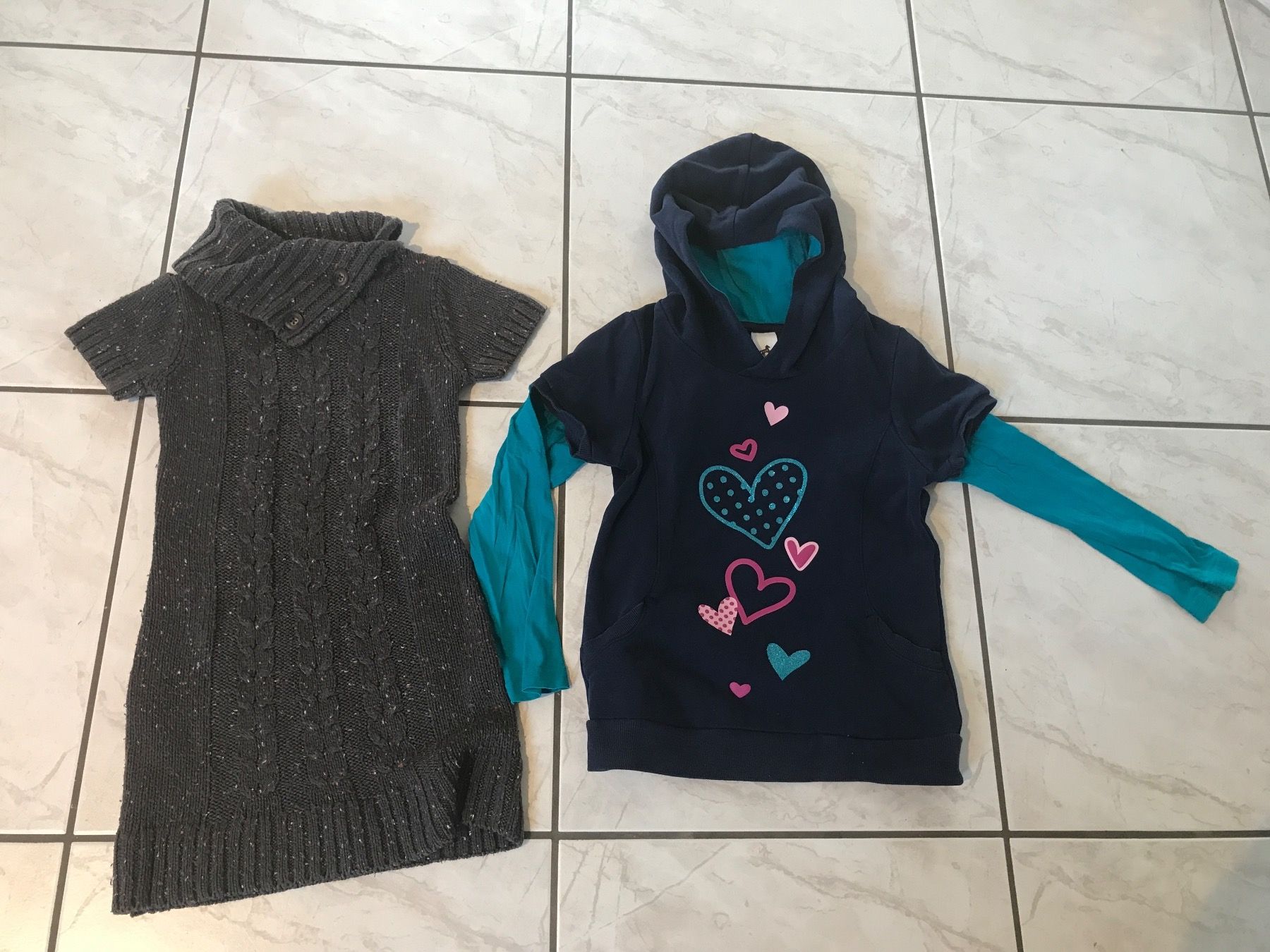 Lotti & Set di vestiti: 3 Teiliges Kleiderset Grösse 122 & 128 – Usato da St.Pantaleon venduto da frodobi